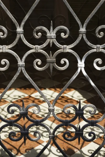 Kované železné brány. — Stock fotografie