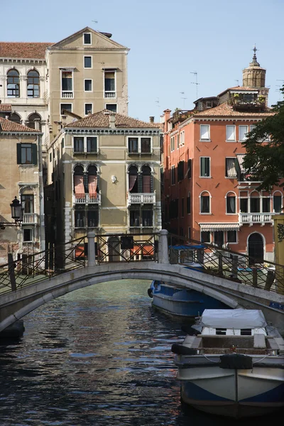 Brug over Venetië canal. — Stockfoto