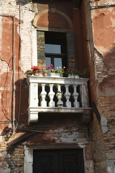 Balkon a květiny. — Stock fotografie