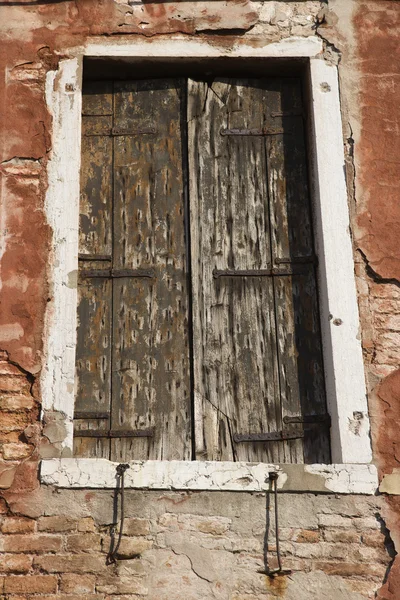 Verwittertes Gebäude, Venedig. — Stockfoto