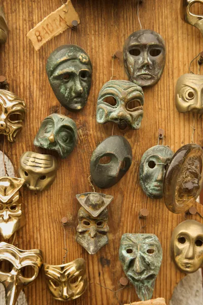 Máscaras na parede . — Fotografia de Stock