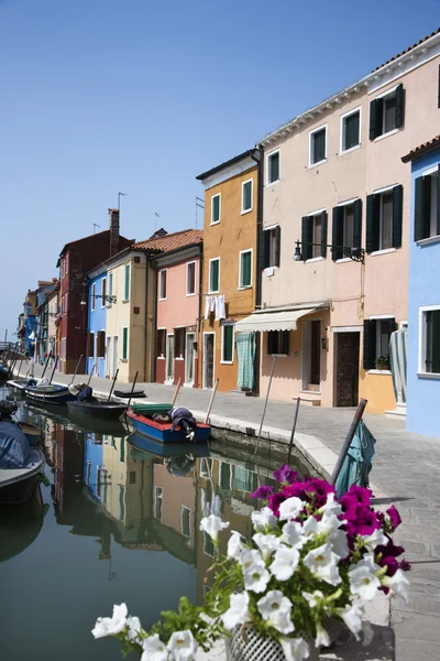 建物とヴェネツィアの運河でのボート — ストック写真