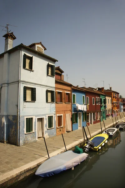 Byggnader och båtar på kanalen i Venedig — Stockfoto