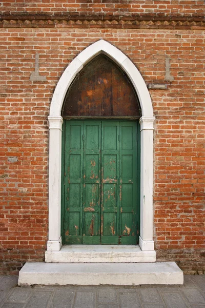 Gebogen deuropening in Venetië — Stockfoto