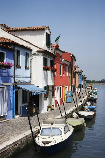 Binalar ve Venedik kanal tekneleri — Stok fotoğraf