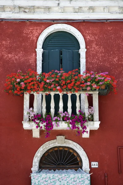Ventana arqueada con balcón y flores — Foto de Stock