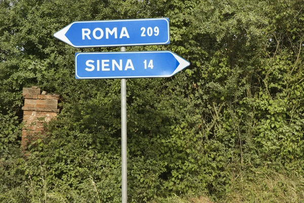 Italienische Straßenschilder. — Stockfoto
