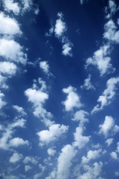 Wolken am blauen Himmel. — Stockfoto