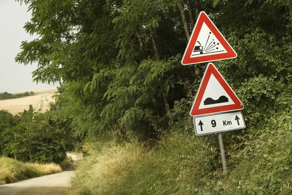 Silnice znamení varování, Toskánsko. — Stock fotografie
