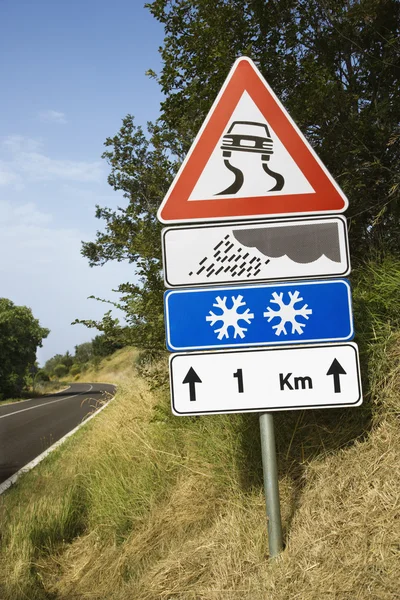 Знаки на сільській дорозі в Італії — стокове фото