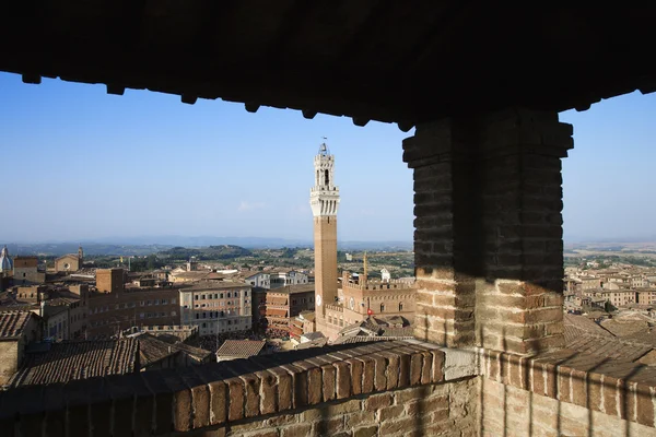 Siena skyline kapalı çatıdan görüldü — Stok fotoğraf