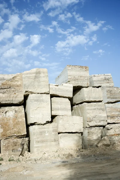 Bloki kamienia trawertyn. — Zdjęcie stockowe