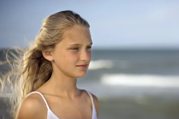 Flicka på stranden med havet. — Stockfoto