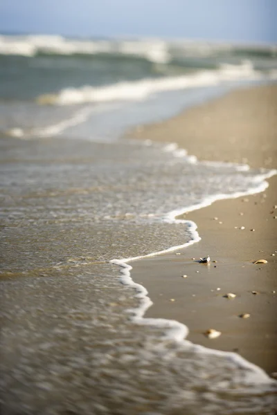 Vågor kommer på stranden. — Stockfoto
