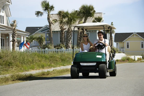 夫妇在高尔夫球车. — 图库照片