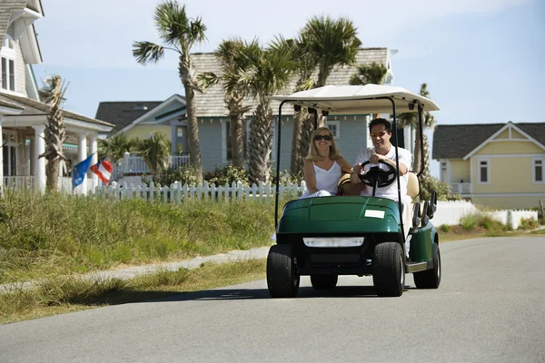 Pareja en carrito de golf . — Foto de Stock