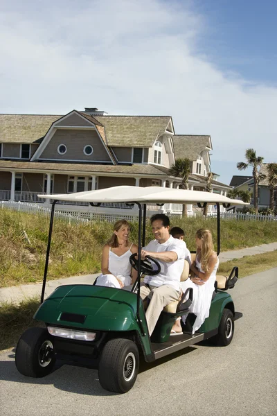 Rodzina jazda wózkiem golfowym. — Zdjęcie stockowe