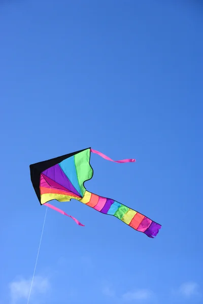 Vliegeren in blauwe hemel. — Stockfoto