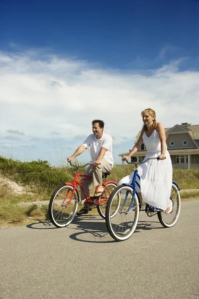 Casal andar de bicicleta — Fotografia de Stock