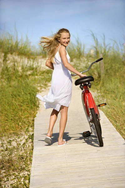 Mädchen läuft Fahrrad auf Promenade. — Stockfoto