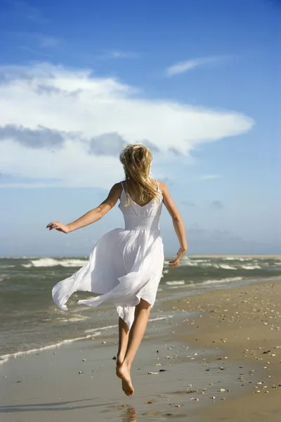 Дівчина біжить по пляжу . — стокове фото