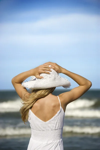 Kobieta na plaży — Zdjęcie stockowe