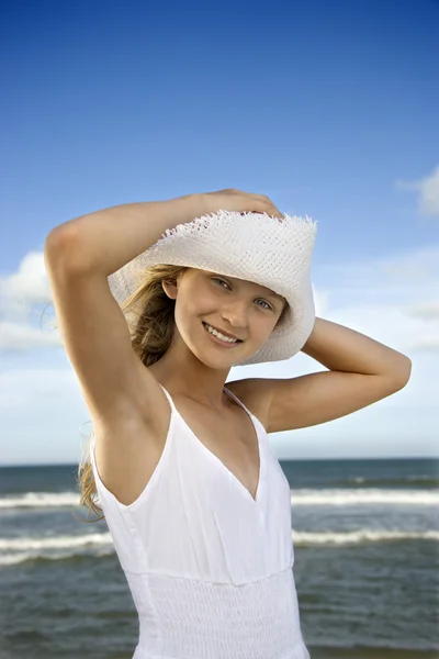 Teen flicka på stranden — Stockfoto