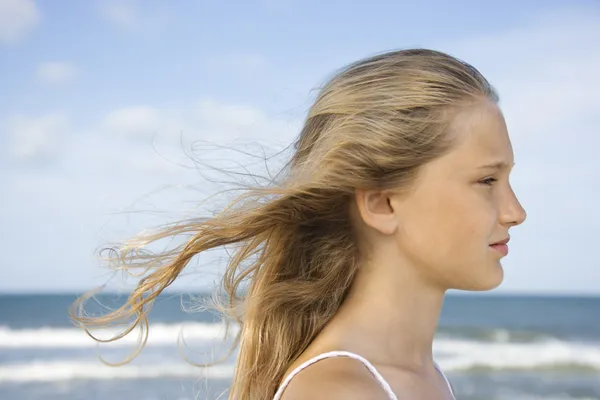 Porträtt av flicka med hår blåsa. — Stockfoto