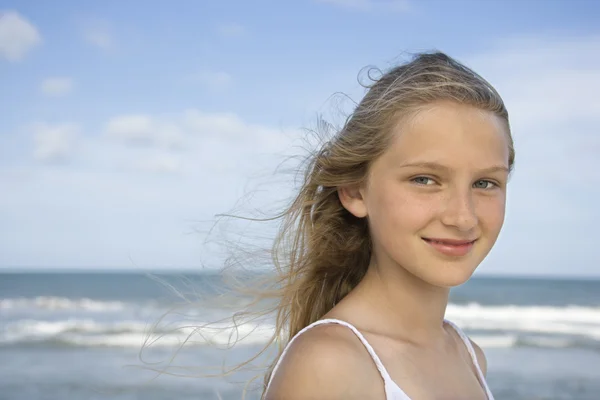 Retrato de menina na praia . — Fotografia de Stock