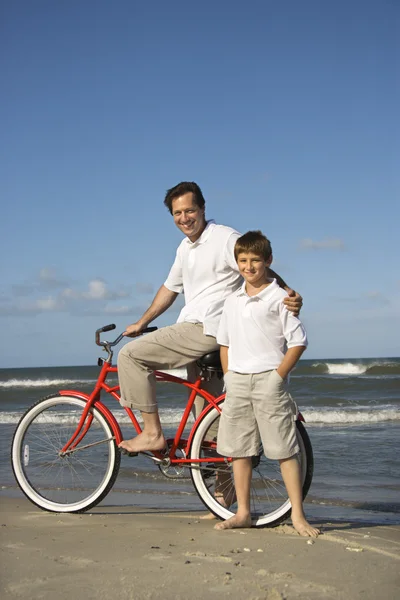 父亲和儿子在海滩上. — 图库照片