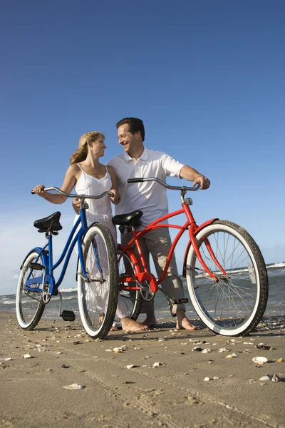 自行车在海滩上的情侣 — 图库照片
