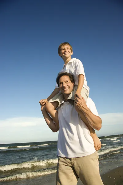 Táta nesoucí syna na ramenou. — Stock fotografie