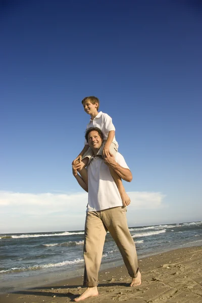 Papa trägt Sohn auf seinen Schultern. — Stockfoto