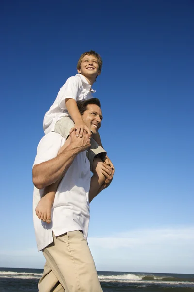 Papa trägt Sohn auf seinen Schultern. — Stockfoto