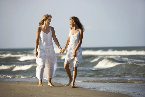 Moeder en dochter op strand. — Stockfoto