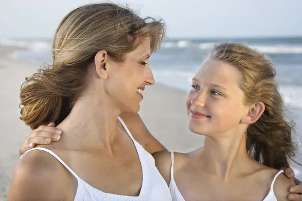 在海滩的母亲和女儿 — 图库照片