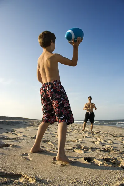 Хлопчик кидає футбол з татом . — стокове фото