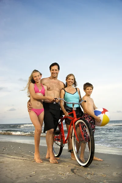 Familjen gå ner till stranden. — Stockfoto