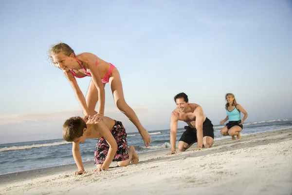 Rodzina na plaży — Zdjęcie stockowe