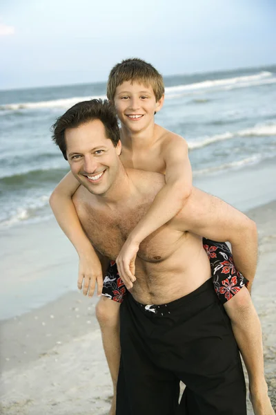 Apa és fia a parton. — Stock Fotó
