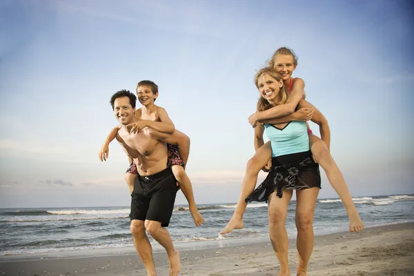 Сім'я на пляжі — стокове фото