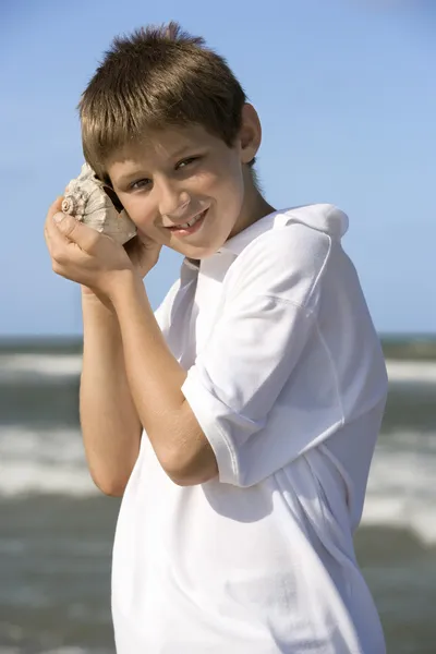 浜の少年 — ストック写真