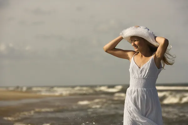 Meisje op winderige strand. — Stockfoto