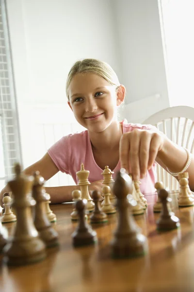 Menina jogando xadrez . — Fotografia de Stock