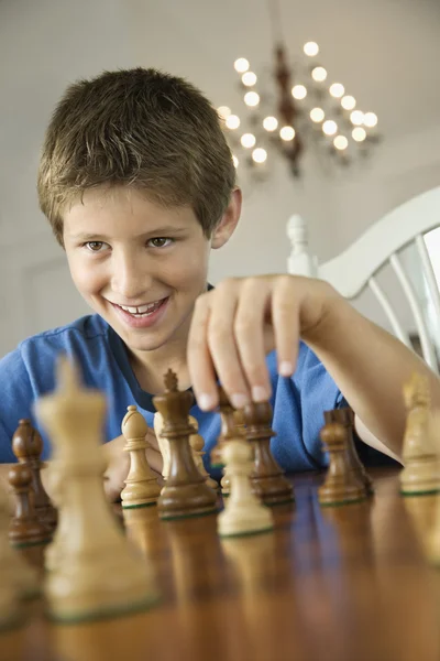 Chlapec hraje šachy. — Stock fotografie