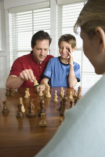 Ο μπαμπάς διδασκαλίας σκακιού στον γιο. — Φωτογραφία Αρχείου