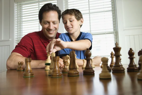 Tata nauczaniu szachy do syna. — Zdjęcie stockowe