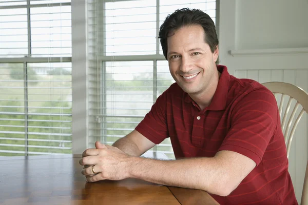 Man aan tafel zit. — Stockfoto