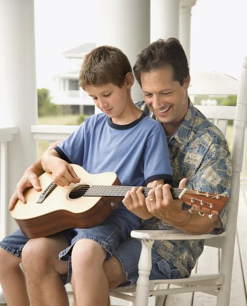 Πατέρας και γιος παίζουν κιθάρα — Φωτογραφία Αρχείου