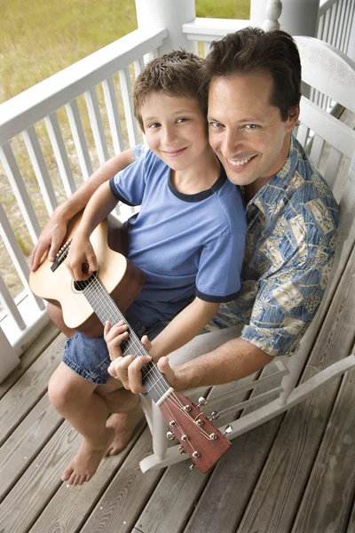 Apa és fia, a tornác gitározni — Stock Fotó